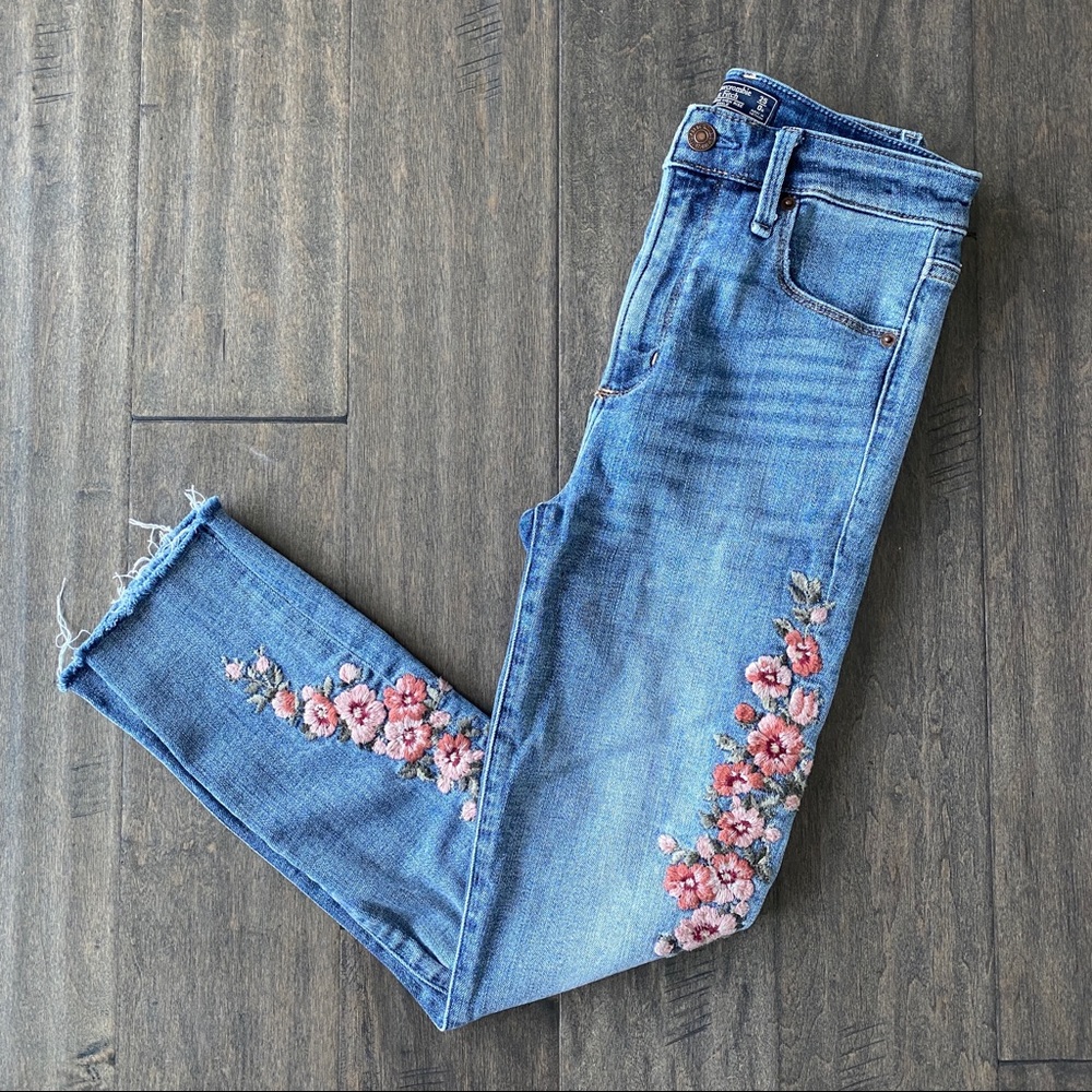 A&F Simone High Rise Ankle Floral Embroidery Jeans